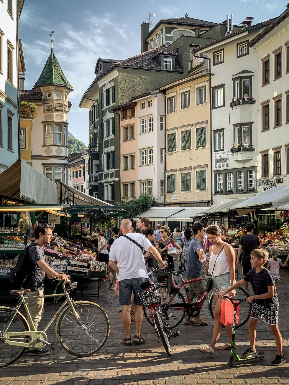 Fietsers en wandelaars verkennen de levendige straten van Bolzano