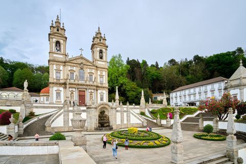 HEILIGDOM BOM JESUS DO MONTE BRAGA PORTUGALDe heuvel die uitkijkt over de stad Braga in het uiterste noorden van Portugal werd in de loop van zeshonderd jaar uitgebouwd tot een katholiek heiligdom in barokke stijl