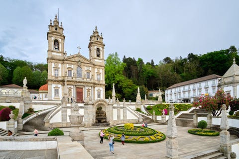 Sanctuary of Bom Jesus do Monte in Braga, Portugal HEILIGDOM BOM JESUS DO MONTE BRAGA PORTUGALDe heuvel die uitkijkt over de stad Braga in het uiterste noorden van Portugal werd in de loop van zeshonderd jaar uitgebouwd tot een katholiek heiligdom in barokke stijl