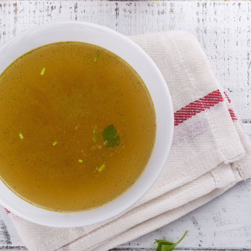 Sopa de caldo de huesos hecha con carne de res