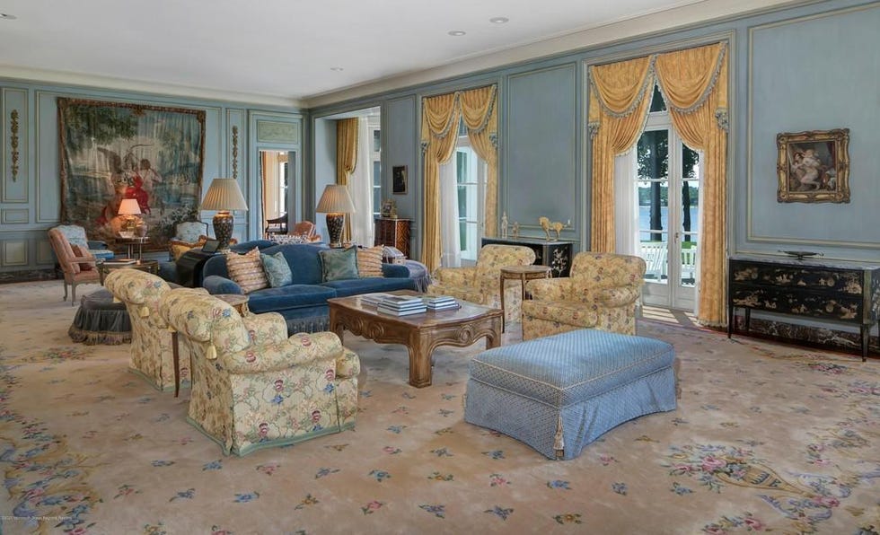 casa cantante jon bon jovi cerca nueva york salón con butacas y sofá en estilo luis xv