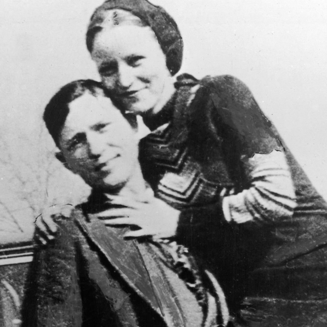 Portrait of American bank robbers and lovers Clyde Barrow (1909 - 1934) and Bonnie Parker (1911 -1934), popularly known as Bonnie and Clyde, circa 1933. (Photo by Hulton Archive/Getty Images)