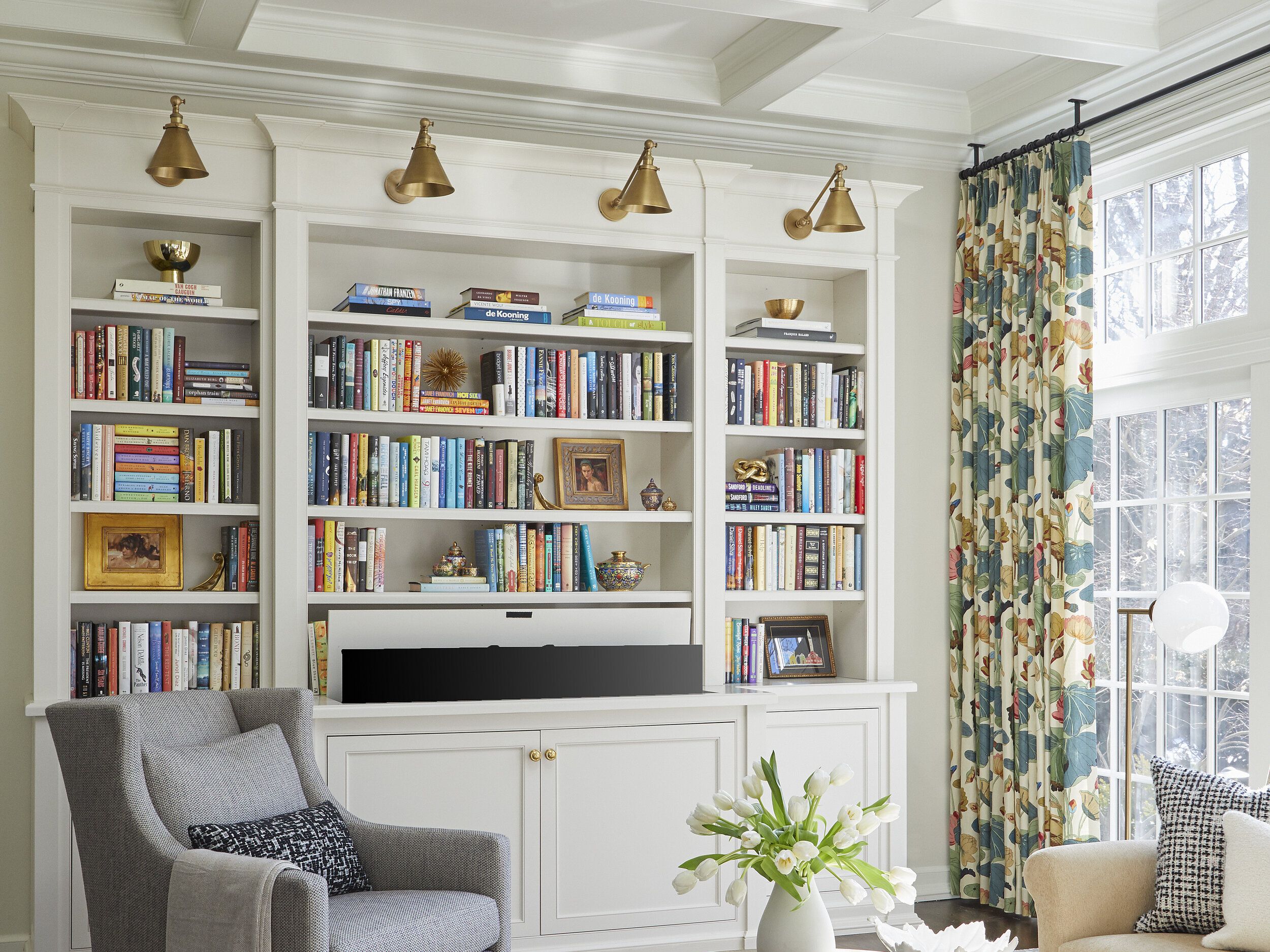 how to organize your bookshelves, according to interior designers