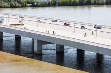 un ponte sul fiume con le auto che passano