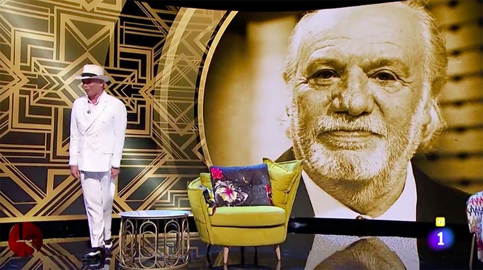 boris izaguirre traje blanco