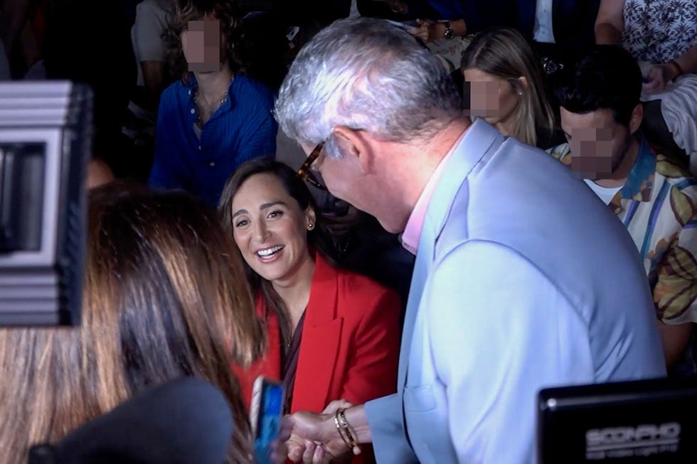 tamara falco y boris izaguirre se reconcilian en el desfile de pedro del hierro