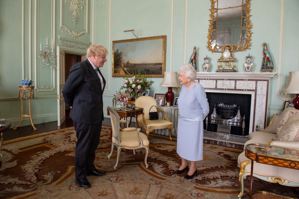 la reina britanica y el primer ministro britanico en una audiencia de 2021