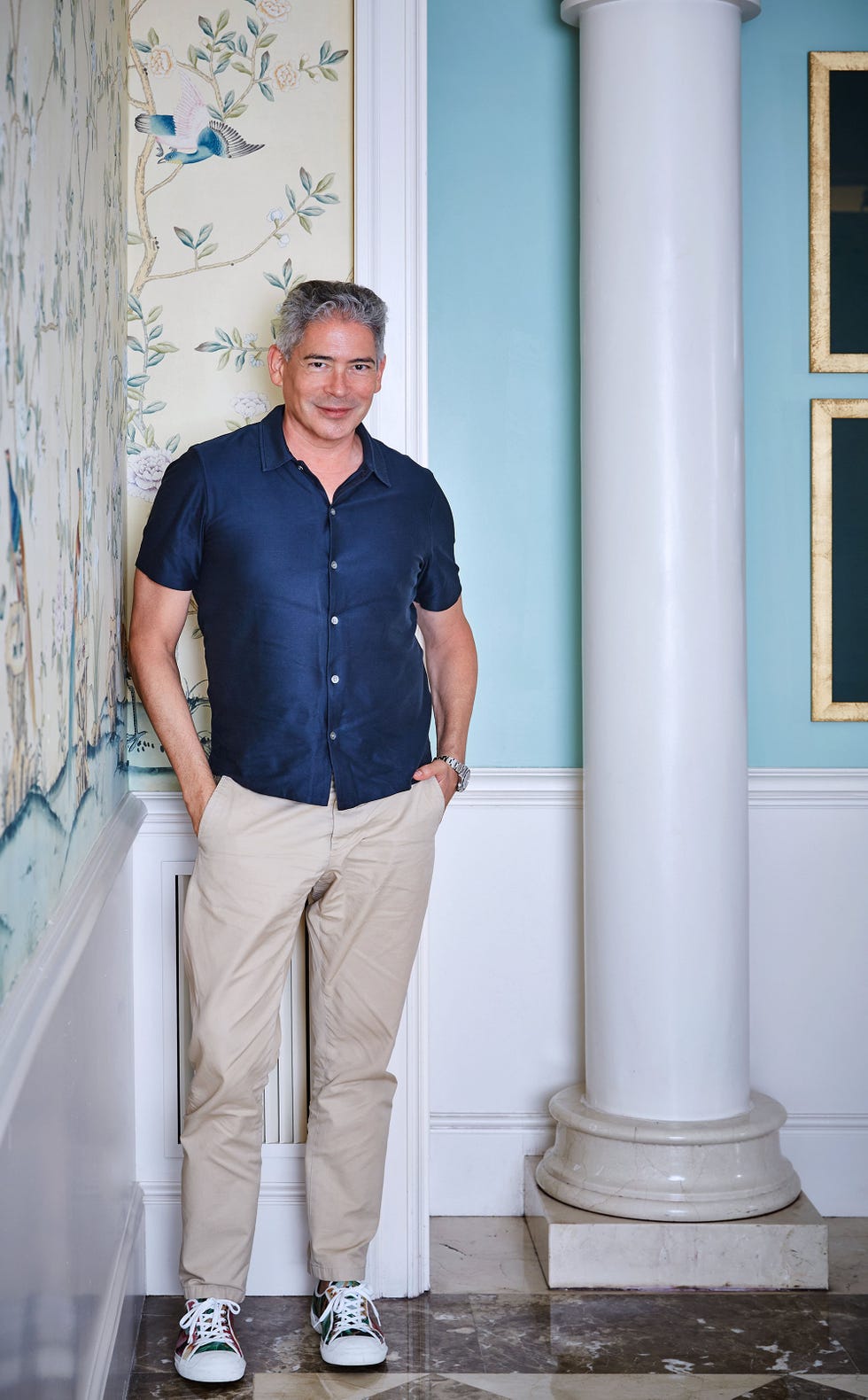 el venezolano, con pantalón beige y camisa azul marino, mira a la cámara