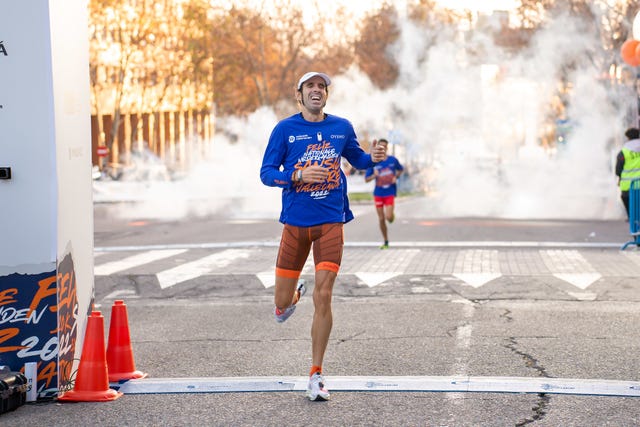 borja pérez cruza la meta de la san silvestre vallecana