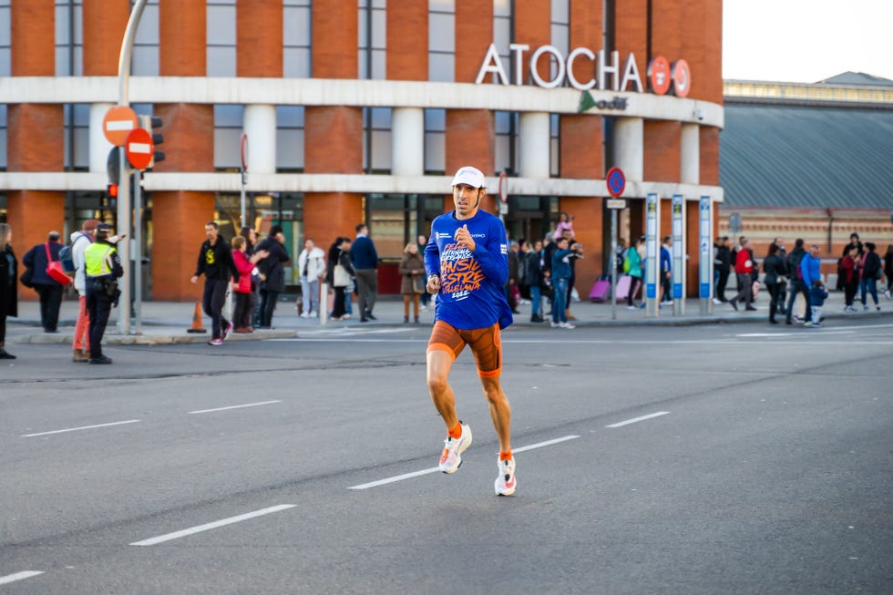 borja pérez cruza la meta de la san silvestre vallecana