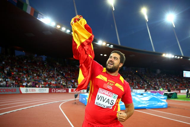 borja vivas celebra su medalla de plata europea en lanzamiento de peso en zurich 2014