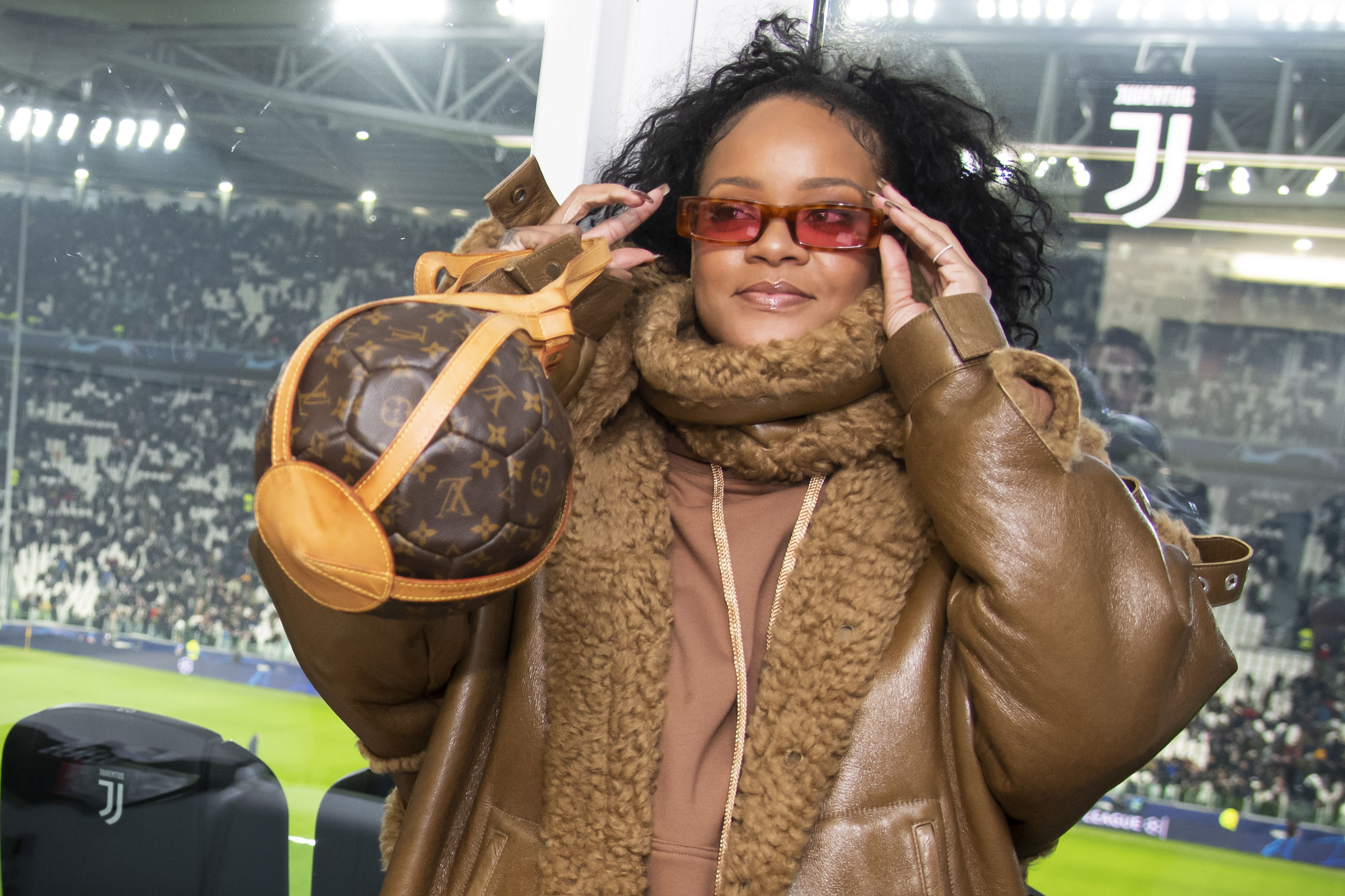 Rihanna: il look con borsa Louis Vuitton vintage