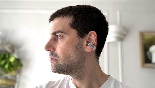 Perfil de un hombre que lleva auriculares abiertos Bose