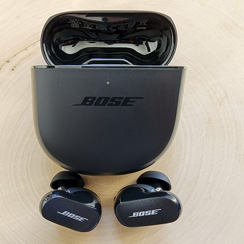 charging case and bose quietcomfort earbuds