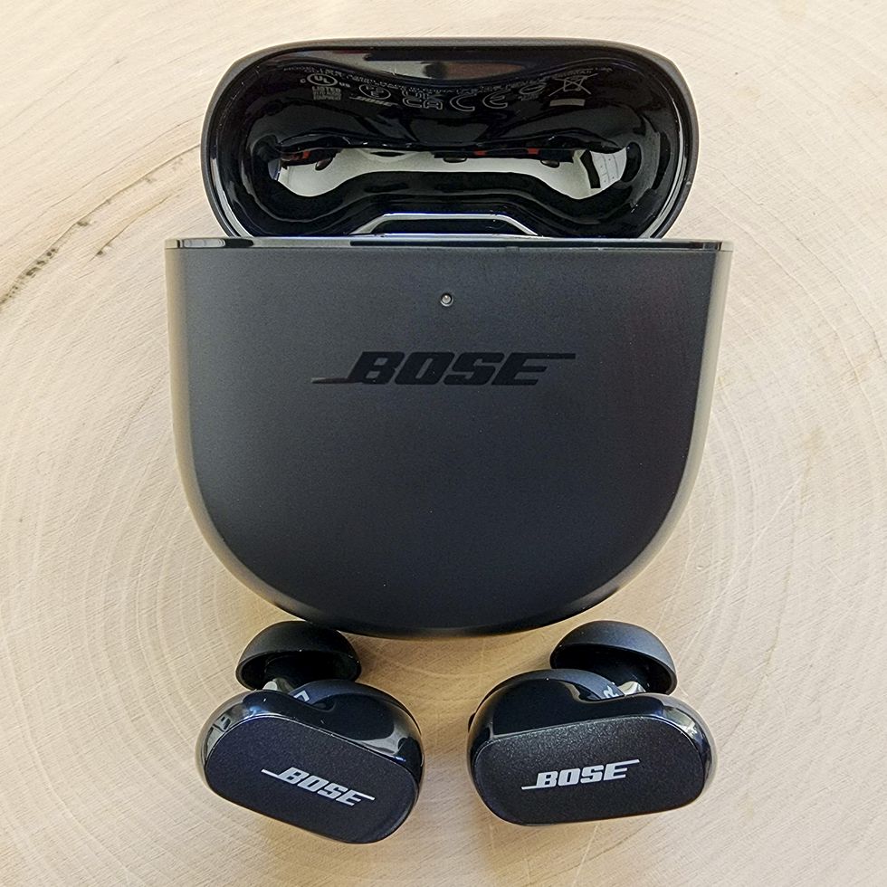 charging case and bose quietcomfort earbuds