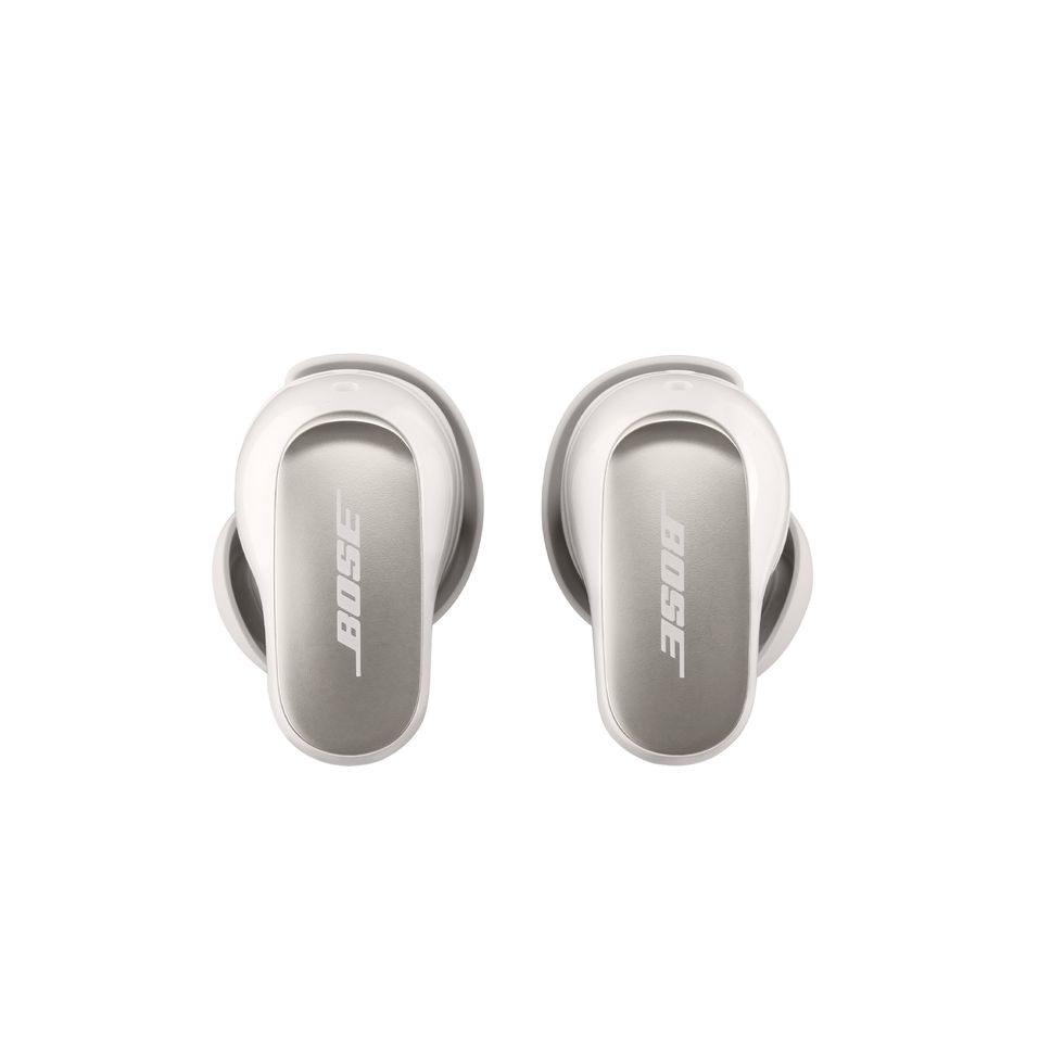 ein Paar silberne Ohrhörer auf weißem Hintergrund