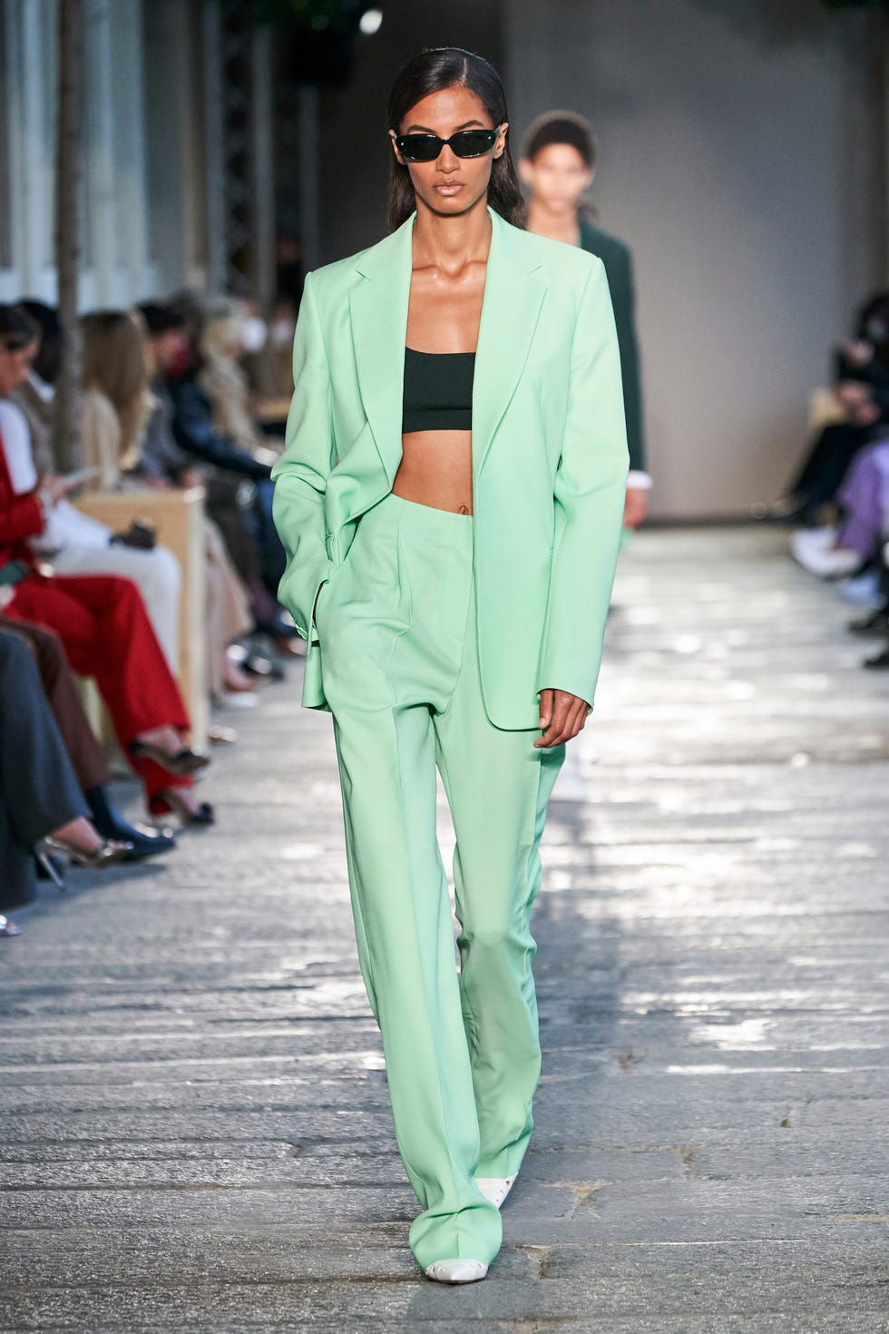 blazer moda 2021, blazer con reggiseno, blazer e reggiseno, cosa mettere sotto il blazer, cosa mettere sotto un tailleur bianco, blazer bras top, blazer e bra outfit