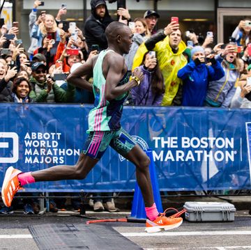 evans chebet running cortas the boston marathon with a crowd watching