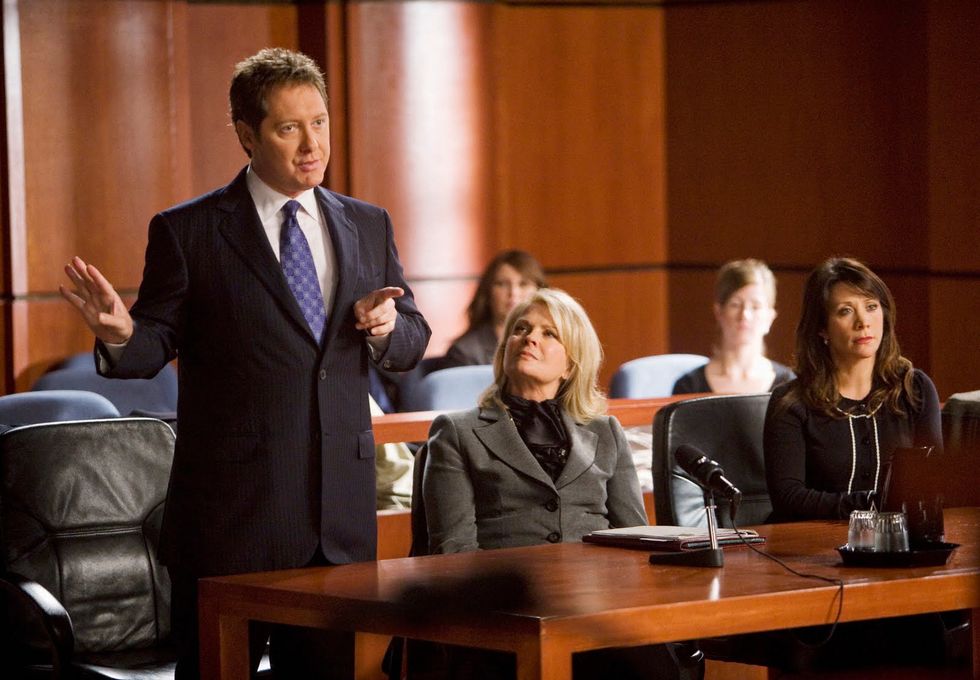 james spader dirigiéndose al juez en una escena de la serie boston legal