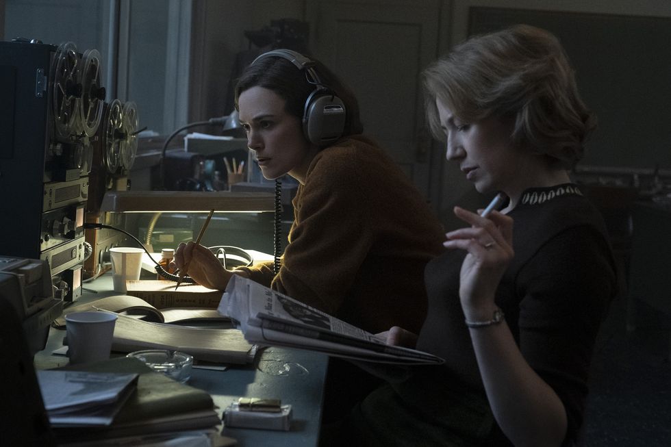 l r keira knightley as loretta mclaughlin and carrie coon as jean cole in 20th century studios' boston strangler, exclusively on hulu photo by claire folger © 2023 20th century studios all rights reserved