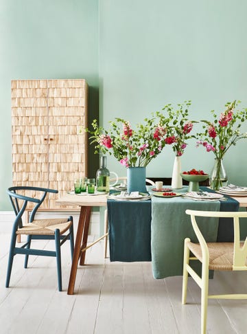 dining room with pink flowers on table