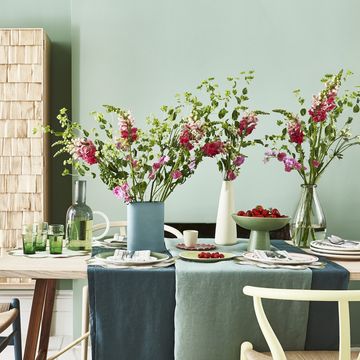 dining room with pink flowers on table