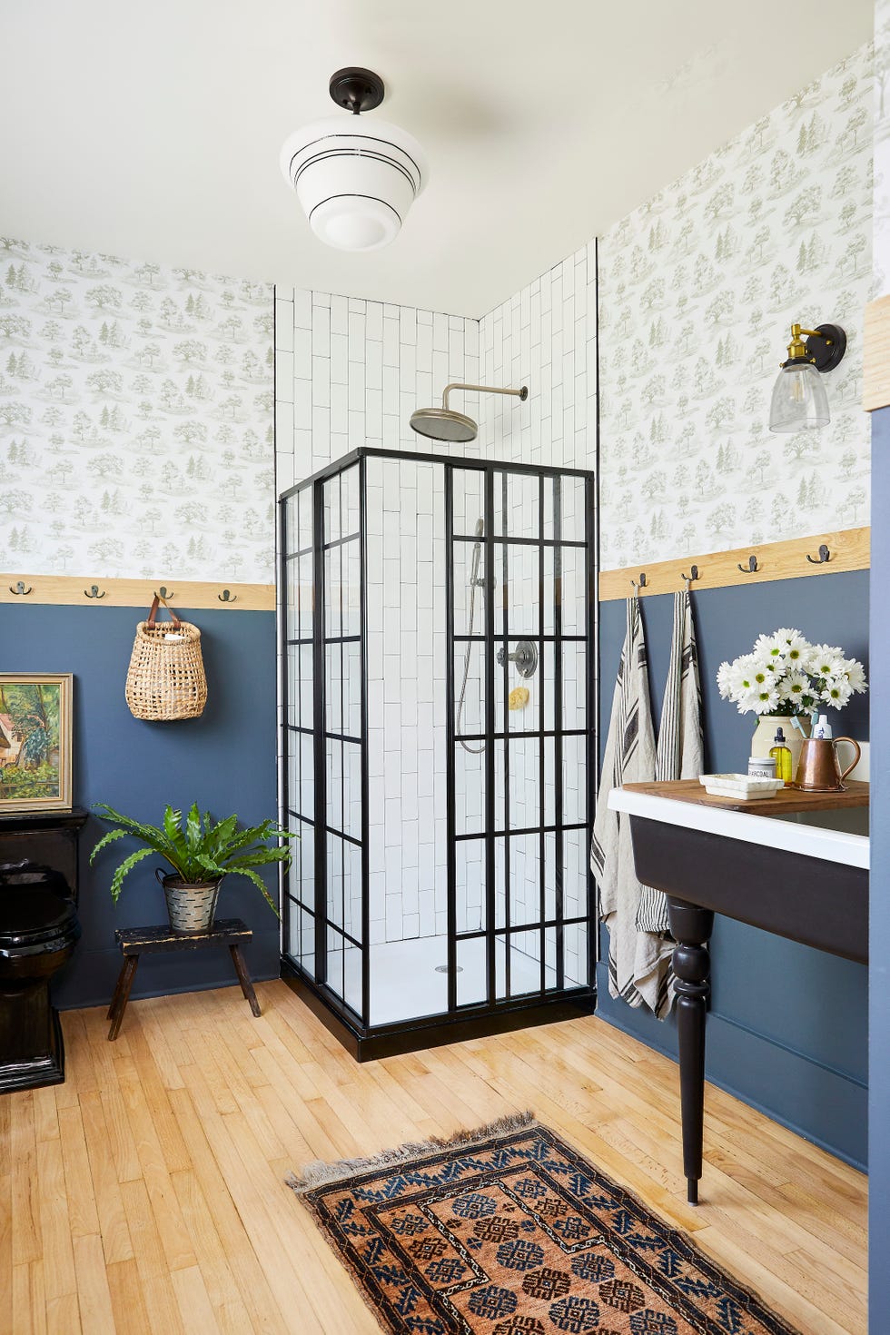 bathroom with neutral scenic wallpaper