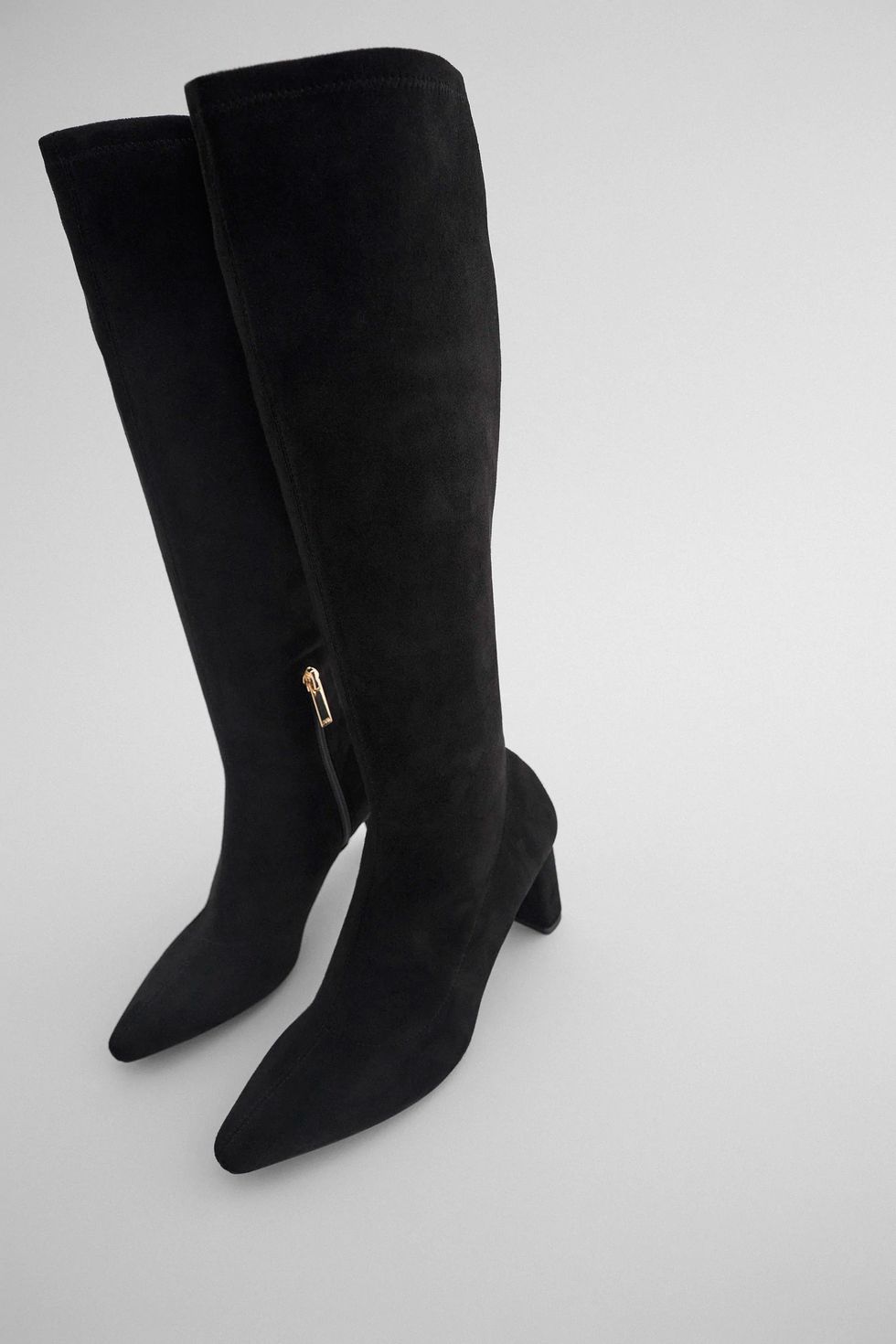 Unas botas negras de medio de las rebajas de Zara