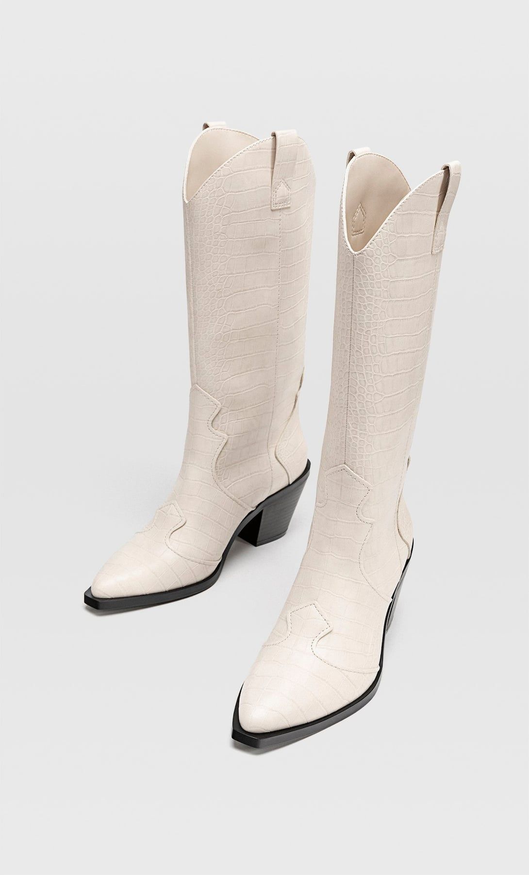 Las botas cowboy de primavera son blancas y est n en Stradivarius