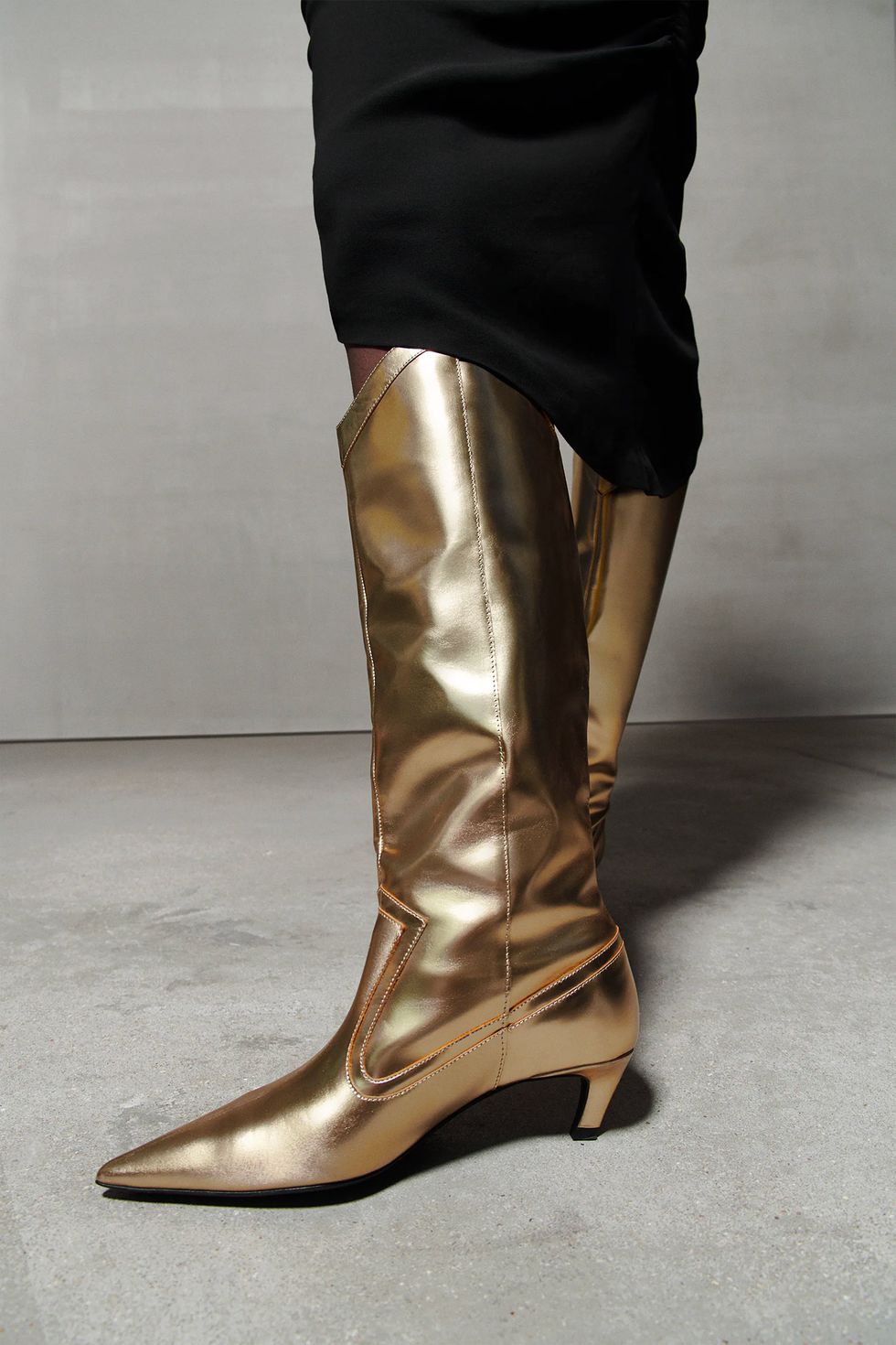 Zara saca sus famosas botas doradas esta vez con tacón sensato
