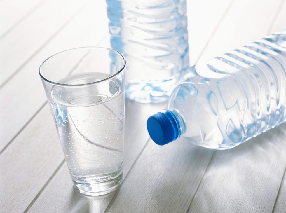 cómo crear los jarrones más primaverales de 2025 por poco dinero con botellas de plástico