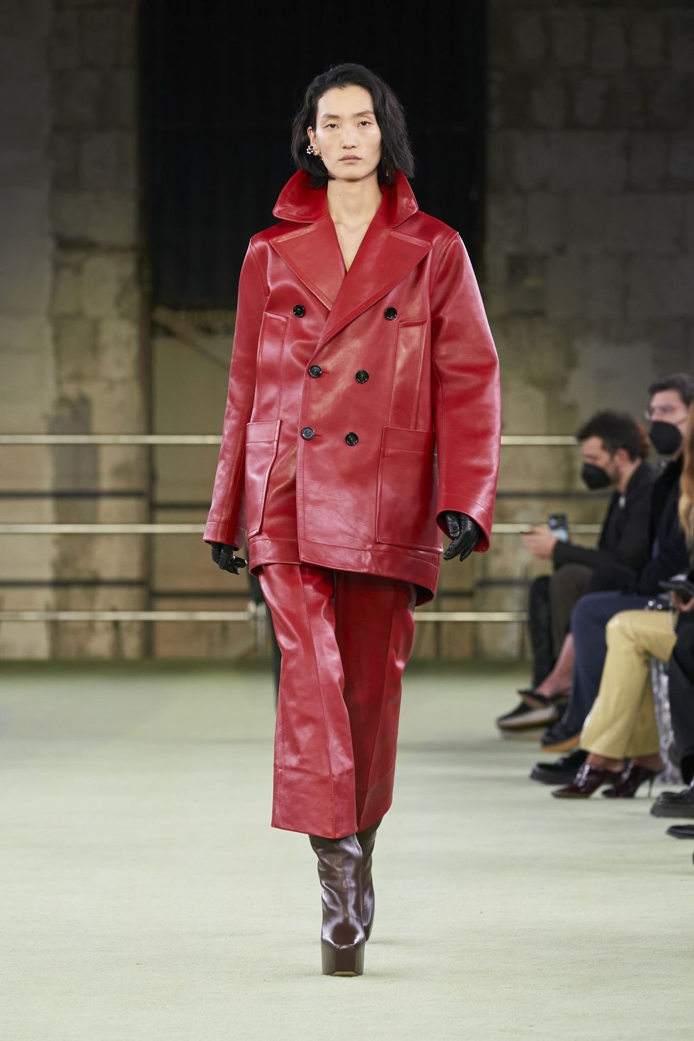 tendenza moda autunno inverno 2022 2023 colore rosso