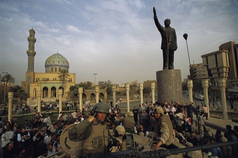 Amerikaanse mariniers helpen Irakezen in april 2003 een standbeeld van Saddam Hoessein omver te trekken op het Firdosplein in Bagdad Dit gebeurde een maand nadat een door de VS geleidde coalitie Irak binnenviel en een einde maakte aan het onderdrukkende regime van Hoessein FotograafAlexandra Boulatdeed voor National Geographic verslag van de eerste weken van de oorlog Pas in december 2011 toen de Amerikaanse troepen zich terugtrokken kwam er een einde aan het conflict