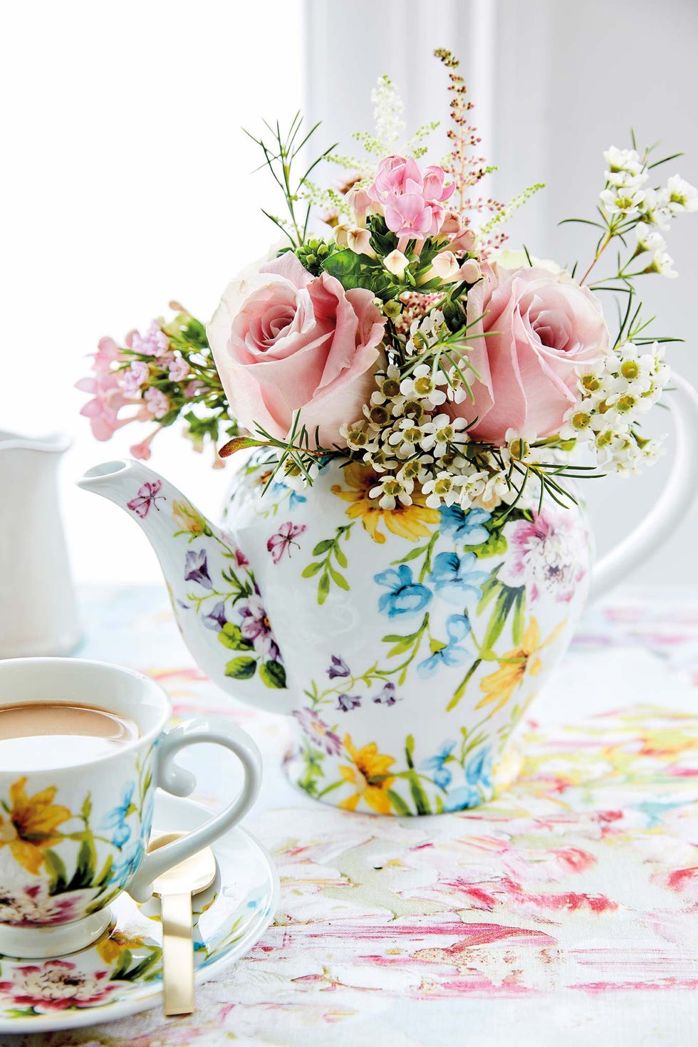 tetera y taza con estampado floral