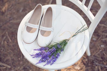 bouquet de lavanda y zapatos