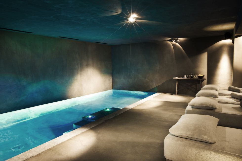Swimming pool, Lighting, Architecture, Room, Building, Interior design, Leisure, Thermae, Ceiling, House, 