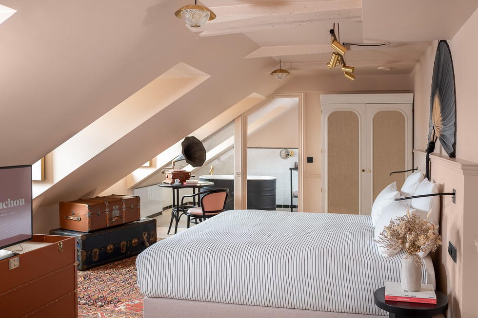 a pink bedroom with a bed at chouchou hotel