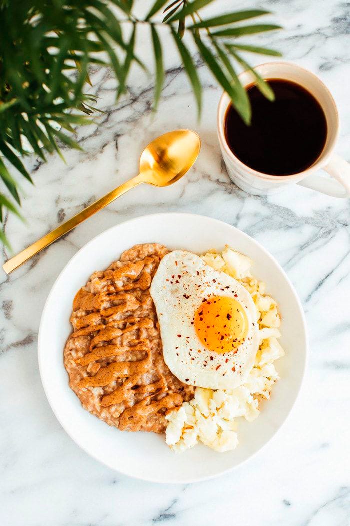 bowl de avena y huevo frito