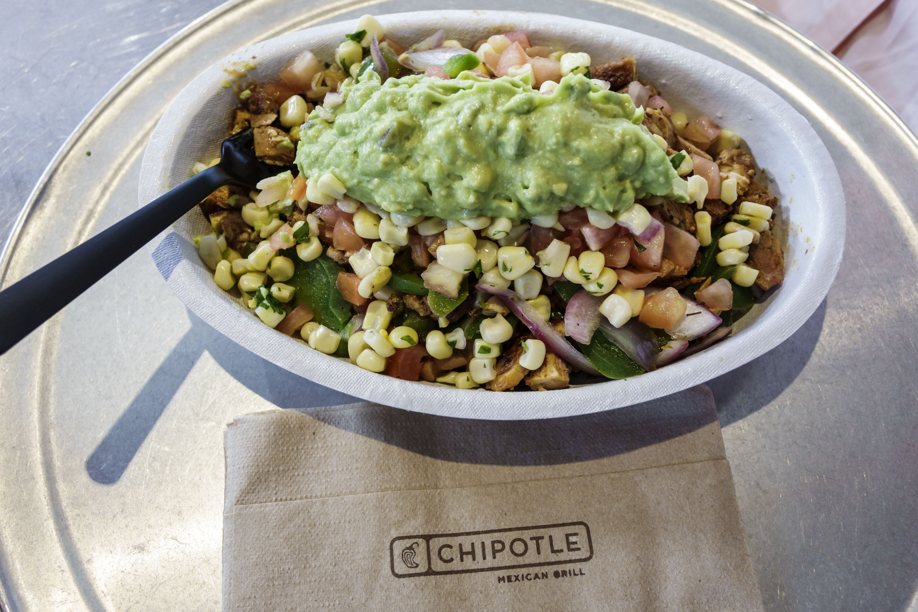 https://hips.hearstapps.com/hmg-prod/images/bowl-of-food-from-chipotle-in-miami-news-photo-916117766-1565364840.jpg