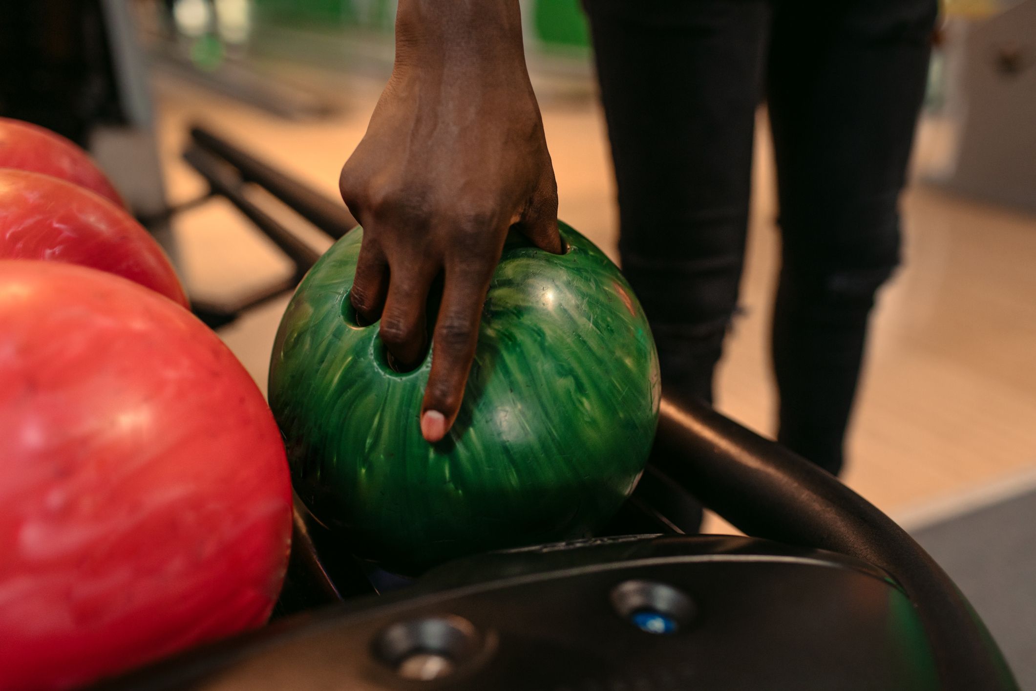 Some Bowling Balls Float While Others Dont—You Can Thank Density