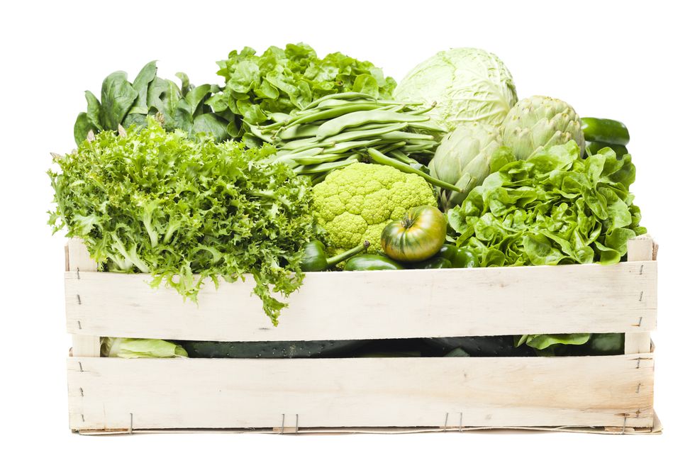 各式各樣綠色蔬菜在木箱中
