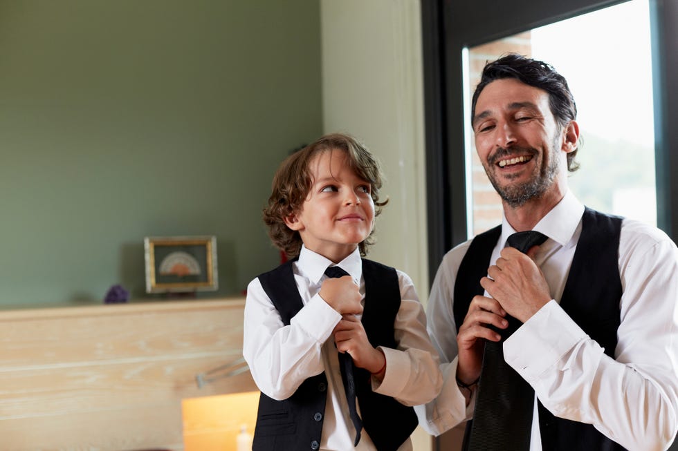 niño y padre con corbata arreglándose