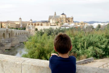 nino mirando paisaje en cordoba