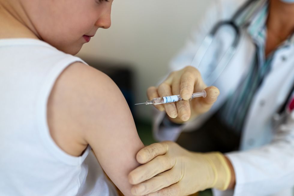 médico poniéndole una vacuna a un niño