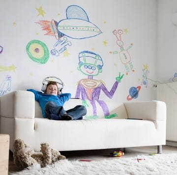 niño sentado en sofa nino sentado en sofa feliz