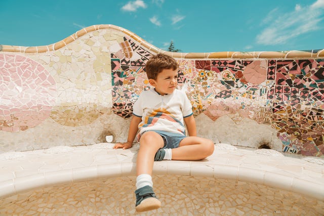niño visitando parc guell en barcelona