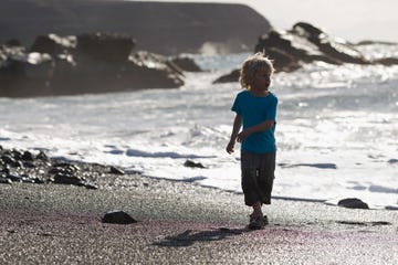 niño andando por la playa en canarias
