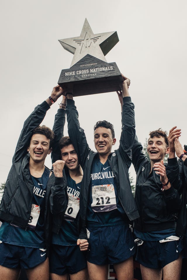 People, Social group, Team, Running, Recreation, Crowd, Architecture, Marathon, Cheering, Photography, 