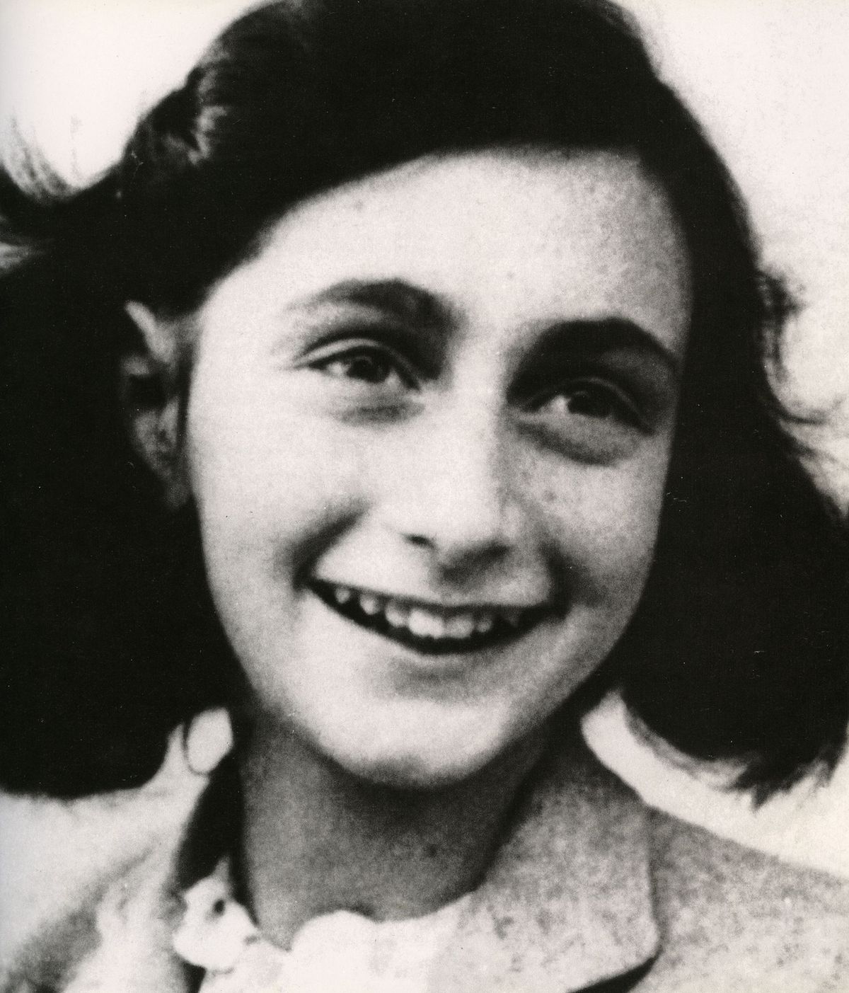 Anne Frank is beroemd geworden door haar dagboek waarin ze schreef over haar leven als onderduiker tijdens de Holocaust Ze werd een krachtig symbool voor de genocide door de nazis waarbij zes miljoen Joden en circa vijf miljoen nietJoodse slachtoffers om het leven werden gebracht Er zijn tot op heden zon dertig miljoen exemplaren van haar dagboek verkocht