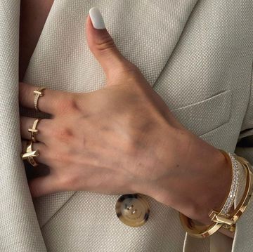 懶人穿搭：一只金色手環能搭出多種時尚look，戴上造型加分就靠它！